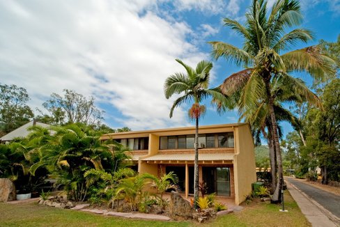 1/4 Salmon Street, CANNONVALE QLD 4802