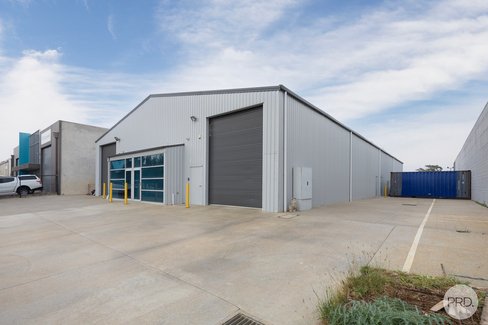 1/4 Villiers Drive, WENDOUREE VIC 3355