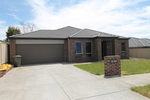 143 Canadian Lakes Blvde, CANADIAN VIC 3350