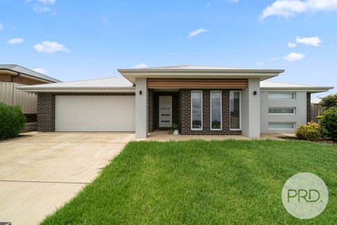 1/48 Ross Parkway, GOBBAGOMBALIN NSW 2650