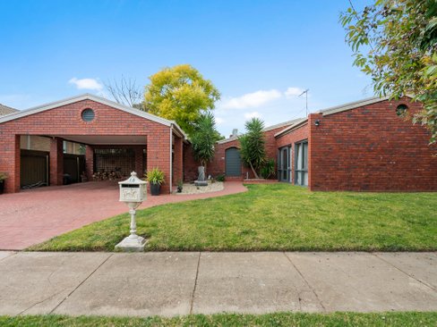 15-17 Hutchins Crescent, MOOROOPNA VIC 3629
