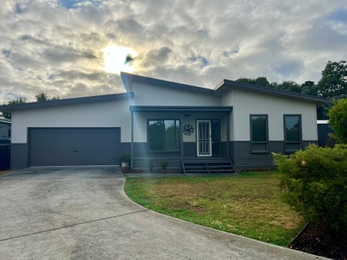 15 Andrew Street, CRESWICK VIC 3363