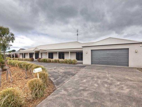 15 Birchwood Drive St Albans Park 3219