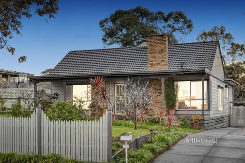 15 Bonnie Doone Street Briar Hill 3088