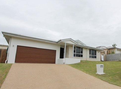 15 BROADWATER Place, NEW AUCKLAND QLD 4680