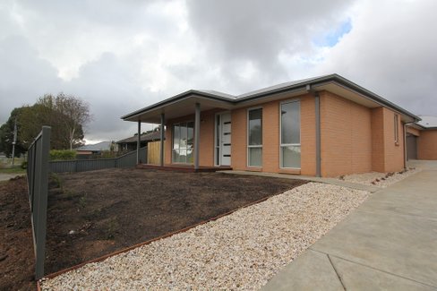 1/5 Broomfield Road, CRESWICK VIC 3363