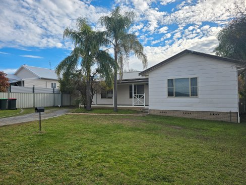 15 Chelmsford Street, KOOTINGAL NSW 2352