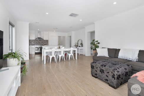 15 Cockatoo Drive, WINTER VALLEY VIC 3358