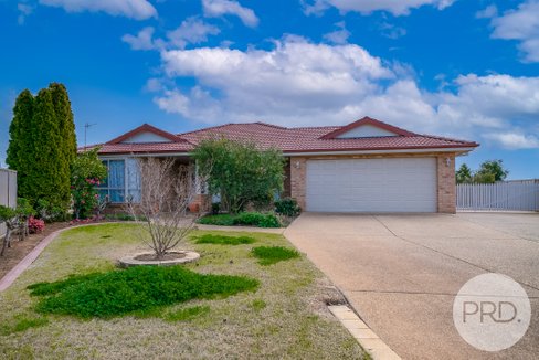 15 Cowan Place, LLOYD NSW 2650