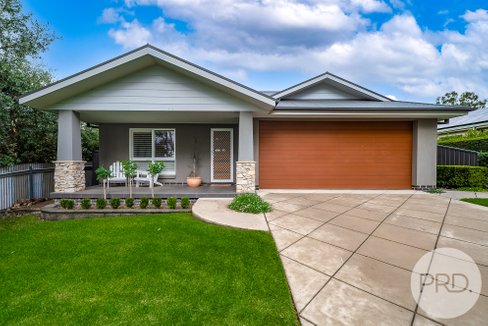 15 Hely Avenue, TURVEY PARK NSW 2650