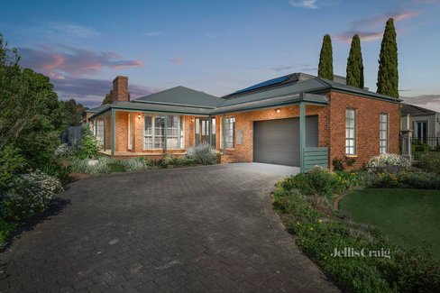 15 Hilledge Lane Mooroolbark 3138