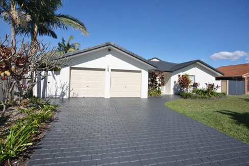 15 Kincardine Drive, BENOWA QLD 4217