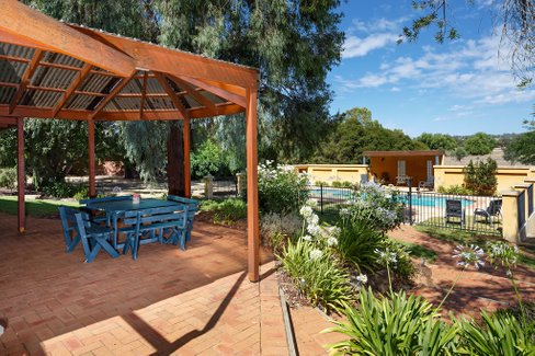 15 Maple Road, LAKE ALBERT NSW 2650