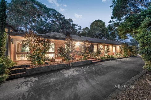 15 Warringah Crescent Eltham 3095