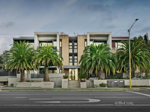 15 872 Doncaster Road Doncaster East 3109