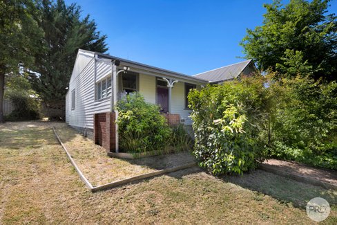 16 Adair Street, LINTON VIC 3360