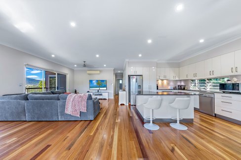 16 Beth Court, CANNONVALE QLD 4802