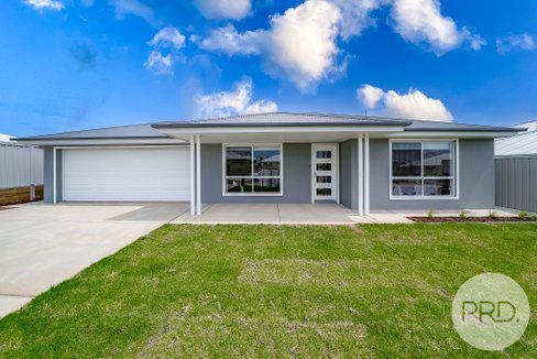 16 Bondi Crescent, GOBBAGOMBALIN NSW 2650