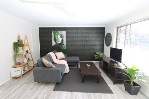 1/6 Corunna Crescent, ASHMORE QLD 4214