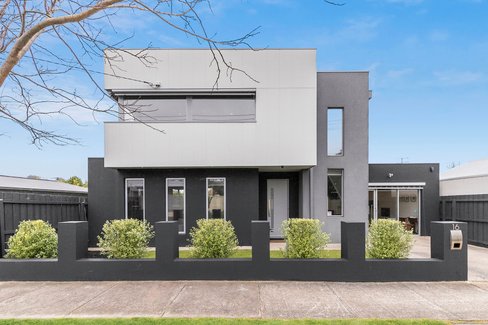 16 Holyrood Avenue, Newtown