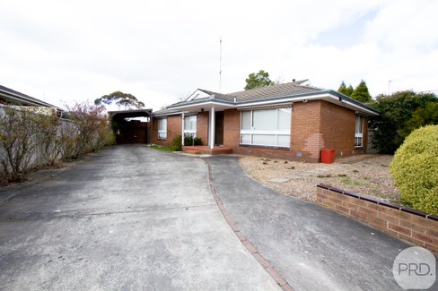 16 Huntington Street, WENDOUREE VIC 3355