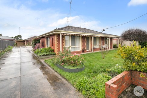 1/6 Lake Street, WENDOUREE VIC 3355
