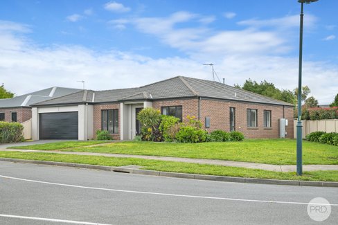 16 Normlyttle Parade, MINERS REST VIC 3352