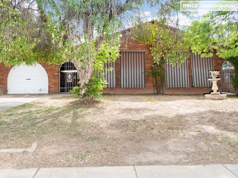 16 Pinaroo Drive, GLENFIELD PARK NSW 2650