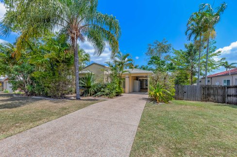 16 Valley Drive, CANNONVALE QLD 4802
