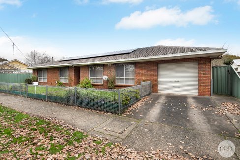 16 Victoria Street, CRESWICK VIC 3363