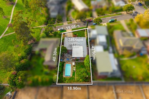 17 Arnold Grove Doncaster 3108