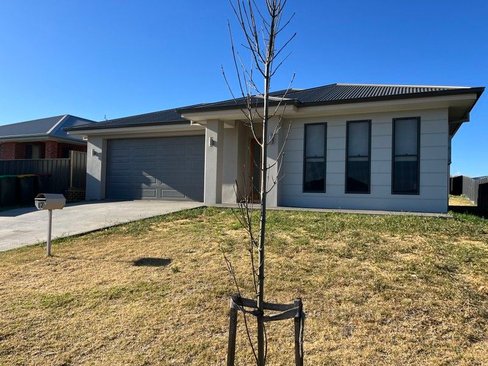 17 Barber Street, KOOTINGAL NSW 2352