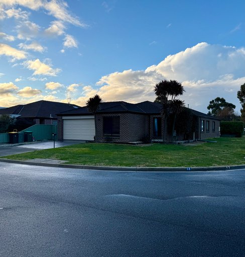 17 Delaney Drive, MINERS REST VIC 3352
