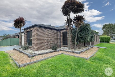 17 Delaney Drive, MINERS REST VIC 3352