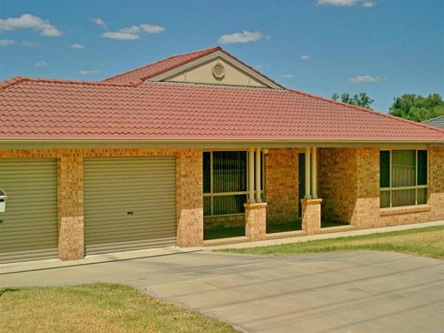 17 Graham Street, LAKE ALBERT NSW 2650