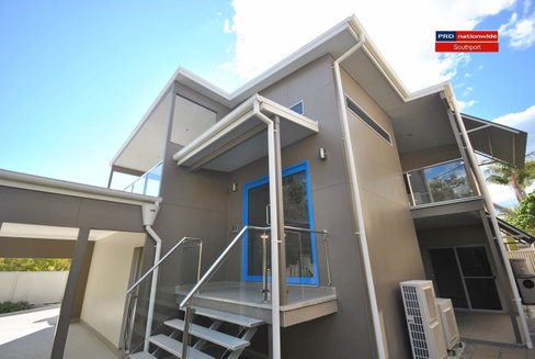 1/7 Harcourt Crescent, SOUTHPORT QLD 4215