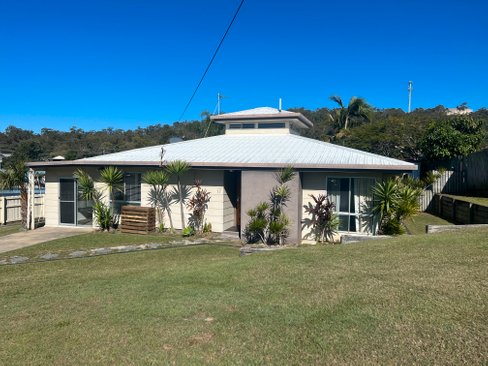 17 Hayes Avenue, BOYNE ISLAND QLD 4680