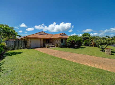 17 Jonwest Close, TORQUAY QLD 4655