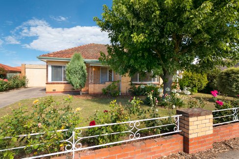 17 Lake Street, WENDOUREE VIC 3355