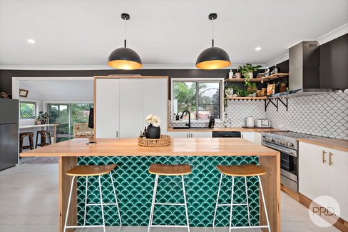 17 Lloyd George Grove, TANILBA BAY NSW 2319