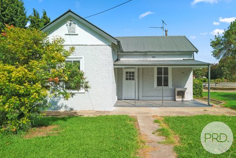 17 Railway Street, THE ROCK NSW 2655