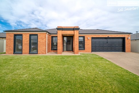 17 Walla Place, GLENFIELD PARK NSW 2650