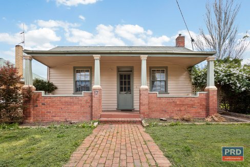 17 Wood Street, LONG GULLY VIC 3550
