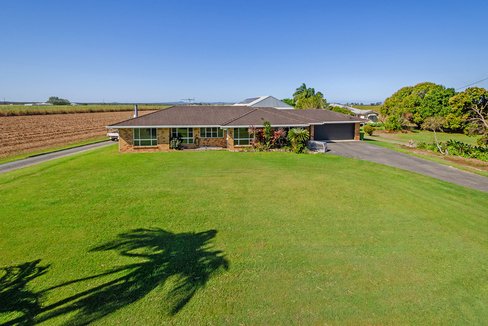 176 School Road, WOONGOOLBA QLD 4207