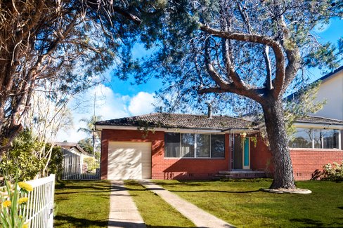 18 Alexander Crescent, MACQUARIE FIELDS NSW 2564