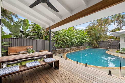 18 Bradley Avenue, MIAMI QLD 4220