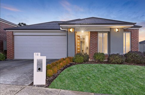 18 Chiara Court, BROWN HILL VIC 3350