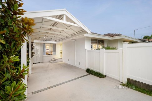 18 Chirnside Drive  Chirnside Park 3116