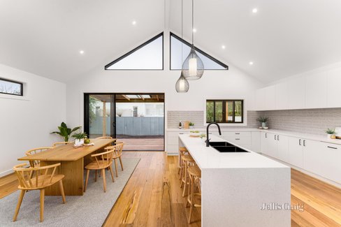 18 College Street Wendouree 3355