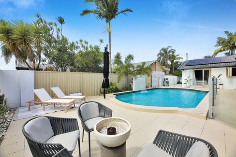 18 Dabchick Drive, BURLEIGH WATERS QLD 4220